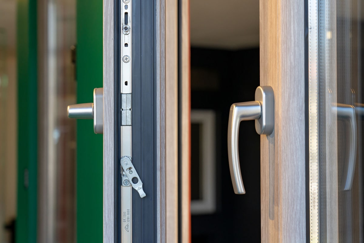Фурнитура для окон: критерии долговечности и профессиональный подход к выбору механизмов