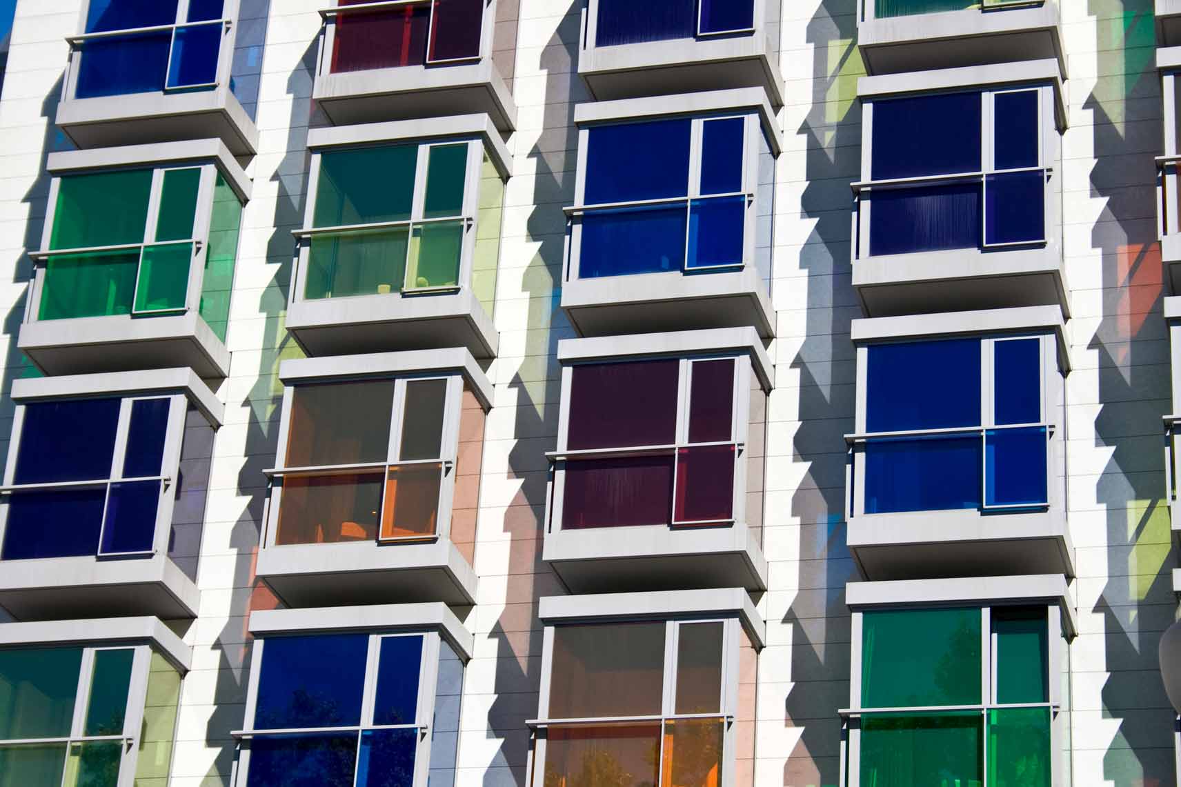 Цветные окна: революция в современном дизайне интерьера и архитектуры